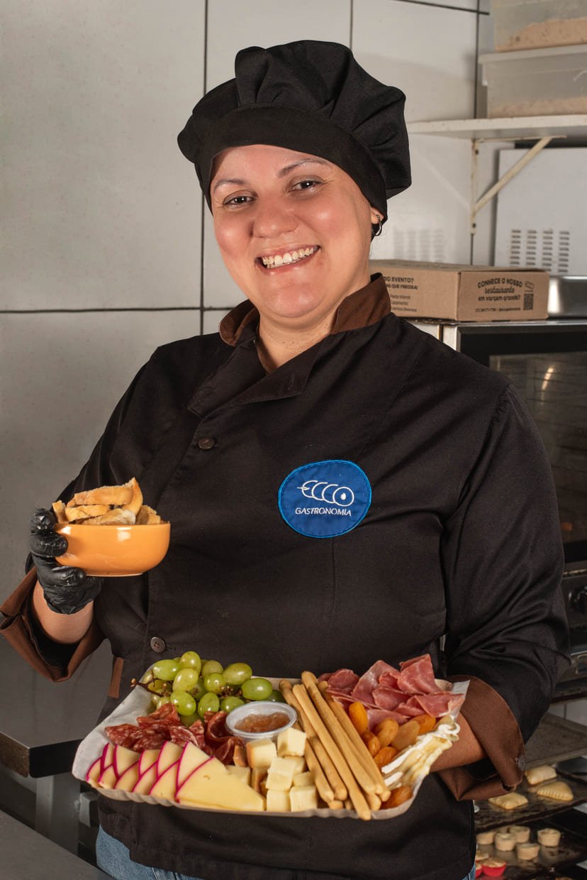 17. chef carla segurando tabua de frios